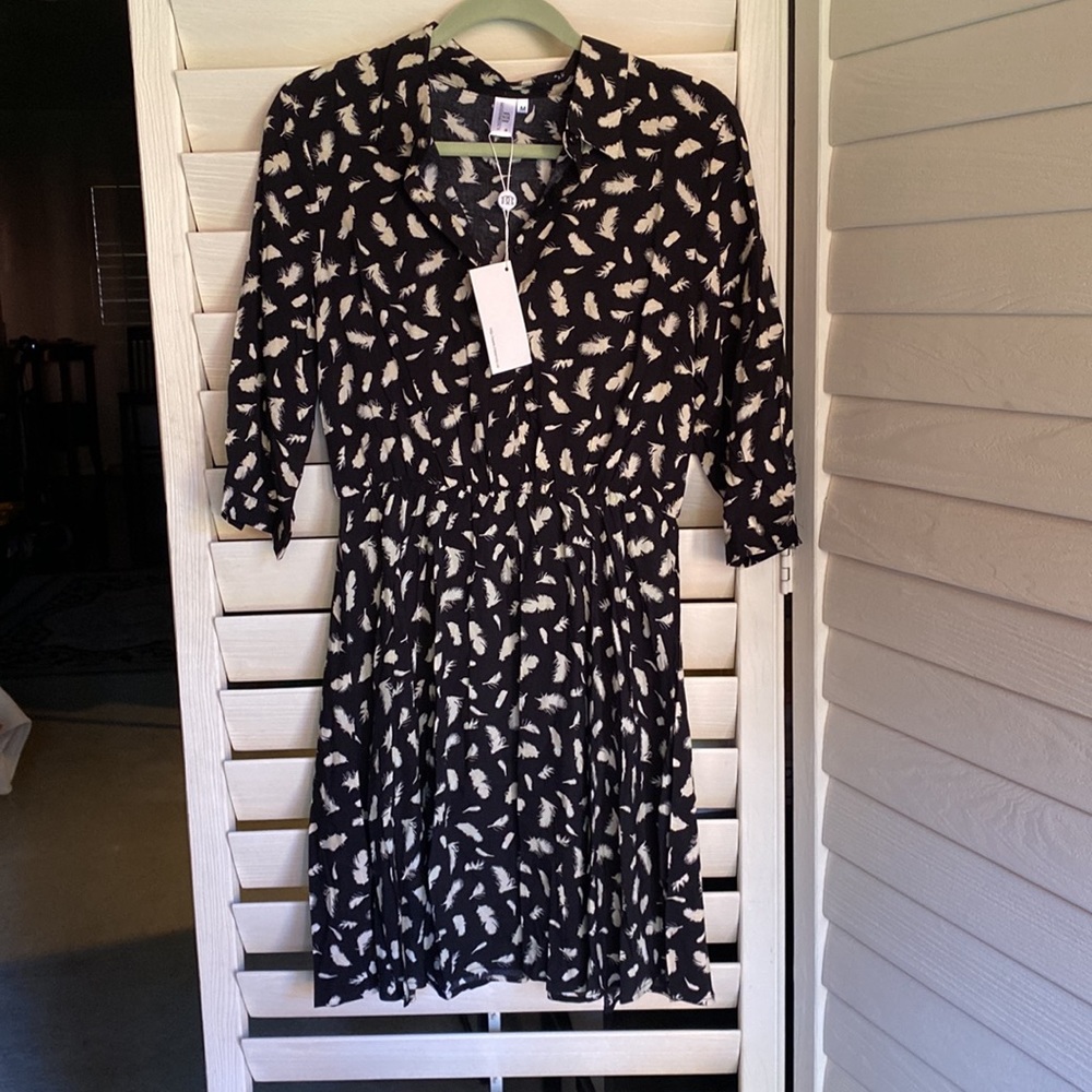 Medium dress buttons to waist, flair skirt. Black/cream. Feather print
